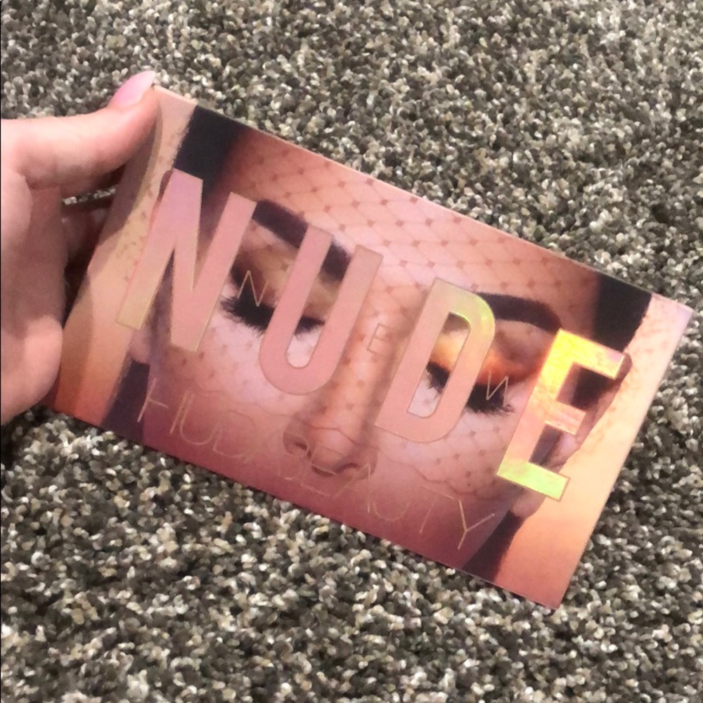 HUDA Beauty Nude eyeshadow palette